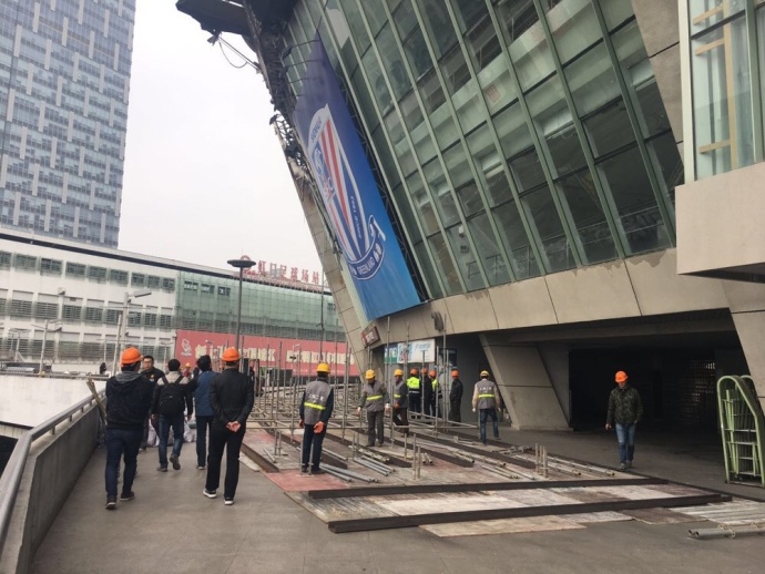 多名NBA高管：鹈鹕几乎不可能裁掉锡安据TA记者MikeVorkunov报道，由于锡安上赛季仅出战了29场比赛，他后三个赛季（2025-26、2026-27、2027-28）的合同将不再受保障。